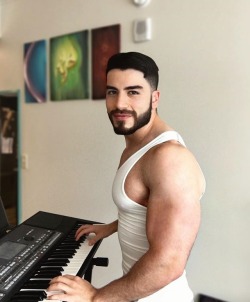 Arabfitnessgods:  Handsome Alpha Jock Spotted.  Doctor Yazan Can You Please Check