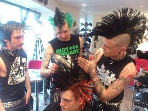 crackcityrocker77:  theoriginalblacktricity:  1dlover413:  What the actual fuck  What’s wrong with this picture?  up the cute salon punx 