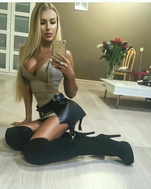 sensualdress: suki2links: I love her style and sexy legs. Super sexy legs