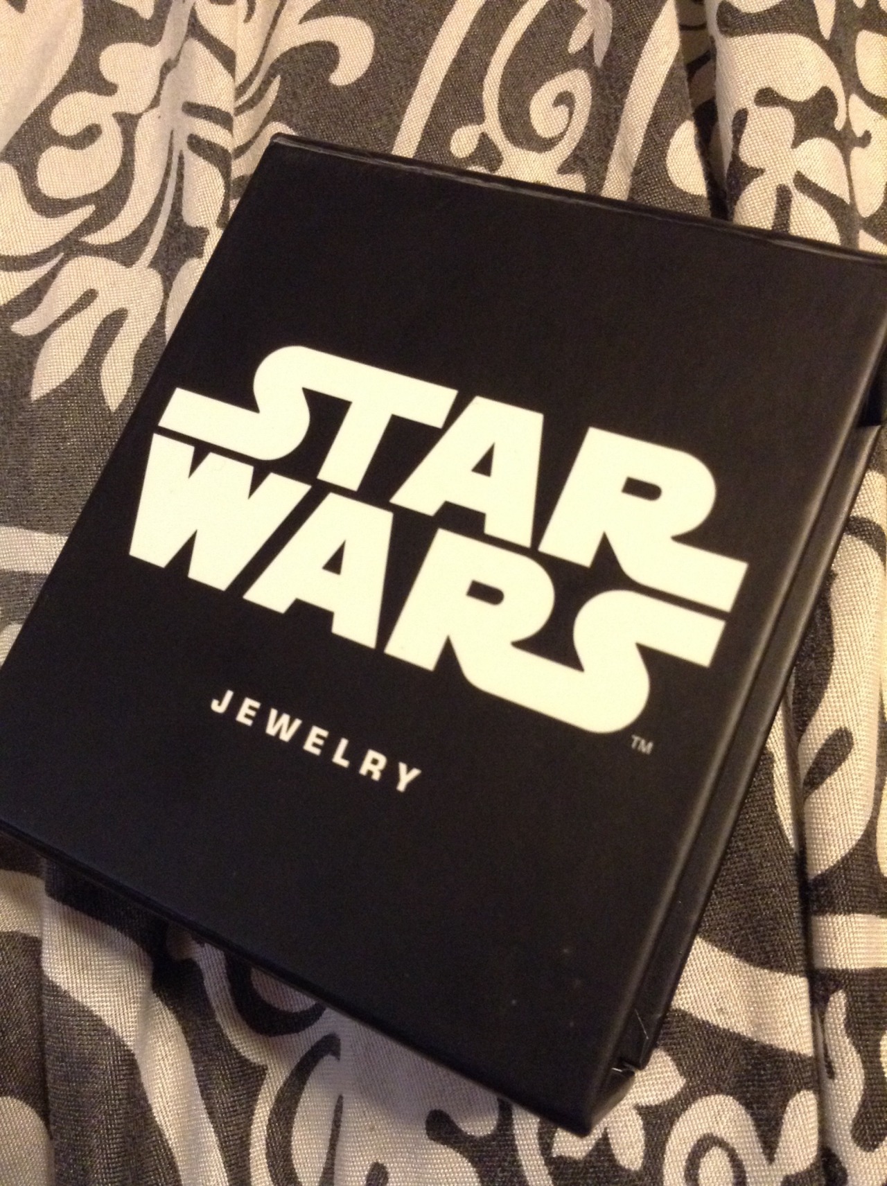 givemekyloren:  rylokn:  I love it  who NEEDS DIAMOND RINGS WHEN YOU CAN HAVE A STAINLESS