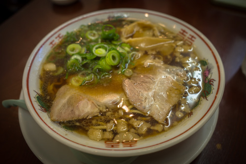 尾道で尾道ラーメン。「丸ぼし」さん。職場の近くにある尾道ラーメンとは違い和風といった感じであっさり食べやすい。美味しかったです。