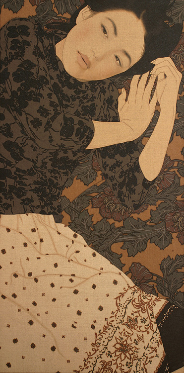 theangelicaus:  Ikenaga Yasunari is a 1965-born Japanese artist. His paintings depict beautiful women, whose expressions and postures suggest a dreamy atmosphere. 
