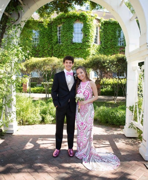 Picture perfect #whatpromdress by @sherrihill ✨