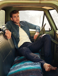 barefootnfamous:  Liam Hemsworth  Redneck