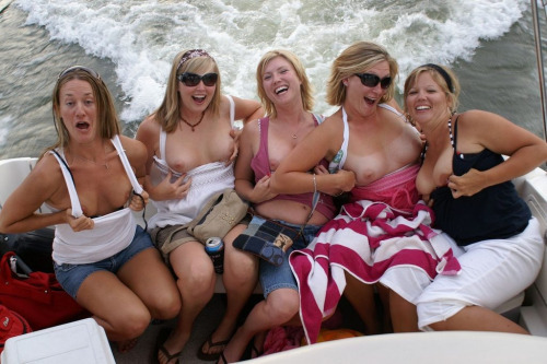 lewd-moms:  En route the fun begins