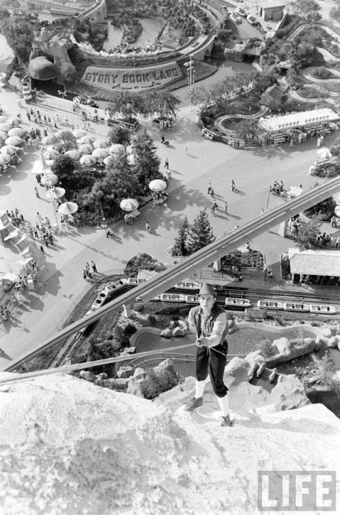 Disneyland(Ralph Crane. 1959?)