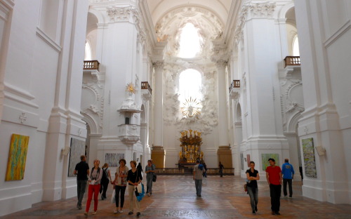 spaziergaenge-blog:  Susan Swartz exhibit in Kollegienkirche, Salzburg | 7.2014 (x)