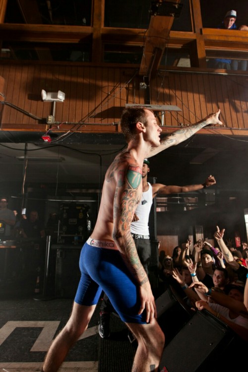 lamarworld: Machine Gun Kelly booty & bulge