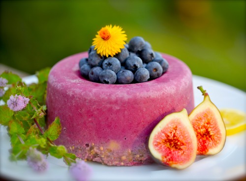 olenkoskitchen:  Olenko’s Raw Blueberry-Fig Cake 3 cups fresh blueberries 15 ripe raw figs 4 very ripe bananas 5 dry dates 2 TBS fresh lemon juice 1 cup raw buckwheat  ½ cup of raw almond milk pinch of cinnamon powder pinch of ginger powder