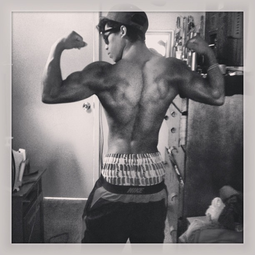idgafwhawha:  Why U teasin me so? 10!  *also a reminder to do more situps and squats, ha*