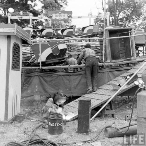 Assembling the Ridee-O(Cornell Capa. 1948)