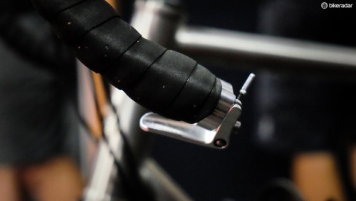 strange-measure: gt-x325:  strange-measure:  Wolf Tooth teases dropbar dropper lever なるほど、そこに付けますか。 