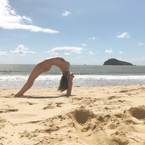 oneyogalove:@sarenastrong  #nudeyoga #nudebeach #freespirit #nakedyoga #courageouswoman