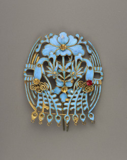 heaveninawildflower:  Hair ornament.  Kingfisher feather, gilt metal, glass. Qing dynasty (1644 - 1911), Late 19th - early 20th century.    Image and text courtesy Freer Sackler.  Chinese Art   