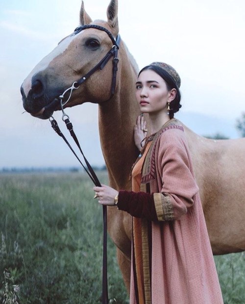 iuvencula:Kazakh girl in folk costume (Source: Vkontakte)
