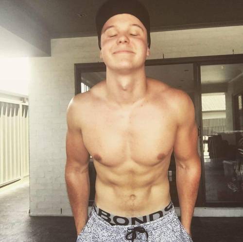 olderbromakesmehot: This alpha tradie gym stud. What I wouldn’t give to be pinned against a wa