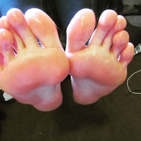 #soles #solesfetish #footgoddess #footfetish #ffc #footfetishconnection #longtoes #longtoesfetish #t