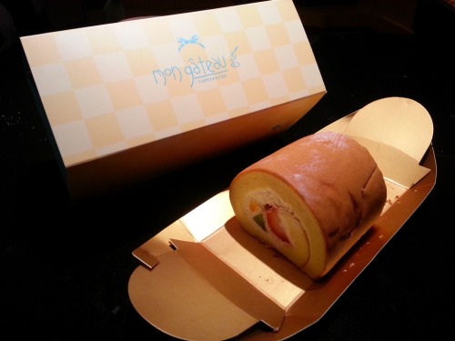 nenrinya:Rollcake from Mon Gateau, Taipei. It was so fluffy and delicious. :)