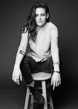 gayforgals:  totallylesbians:  jenandclaire:  If Kristen Stewart isn’t gay, then none of us are…  😘😘😘😘  