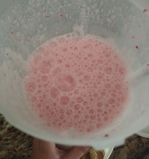 Fiz Uma Vitamina De Morango Que Rendeu 500ml Por 182kcal ( Se Eu Tivesse Os Ingredientes Certinho Iriam
