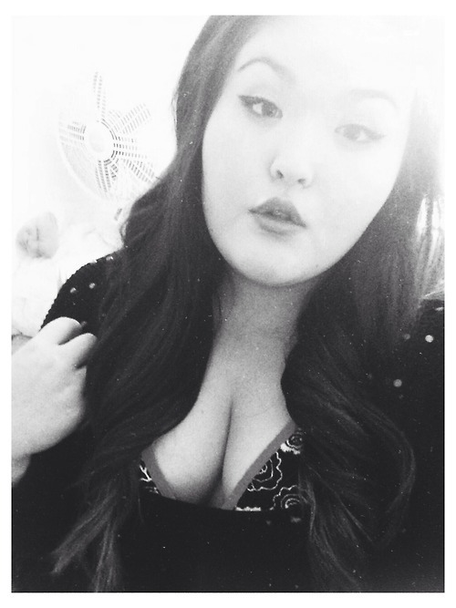 chubby-bunnies:  US 18/20.Because chubby Korean girls can be attractive, too. Come