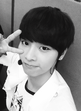 daegyo:  9 Hakyeon x V sign selcas 