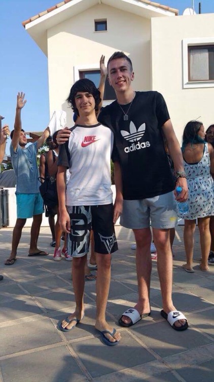 ultimatesdmn: can we just admire how lanky simon is in this photo and his nike flip flops