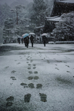 heartisbreaking:  around Chion-in (16) by invisibleA on Flickr. 