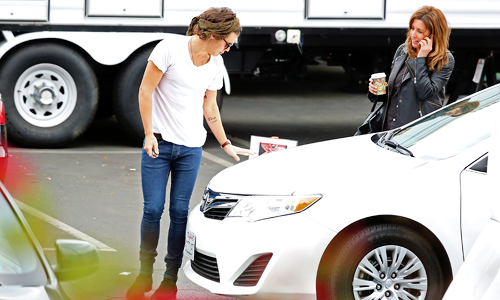 safaribrowser:  #all i can think about is that text message about harrys legs