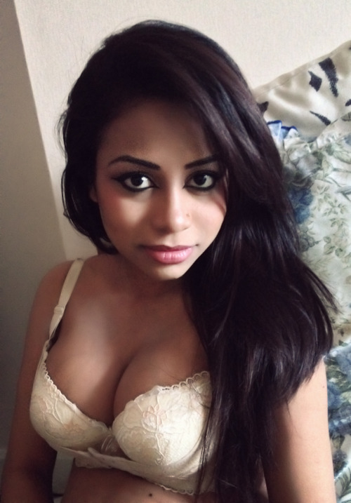 yournudeindians:  Hott indian chickFollow me on twitter Sakshi Sharma @SakshiPicsFollow @YourNudeIndians for the most hot pics of indian pretties.