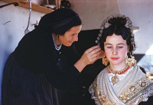 unearthedviews: SPAIN. Navalcan. 1955. Bridesmaid’s hairdressing. © Inge Morath © Th
