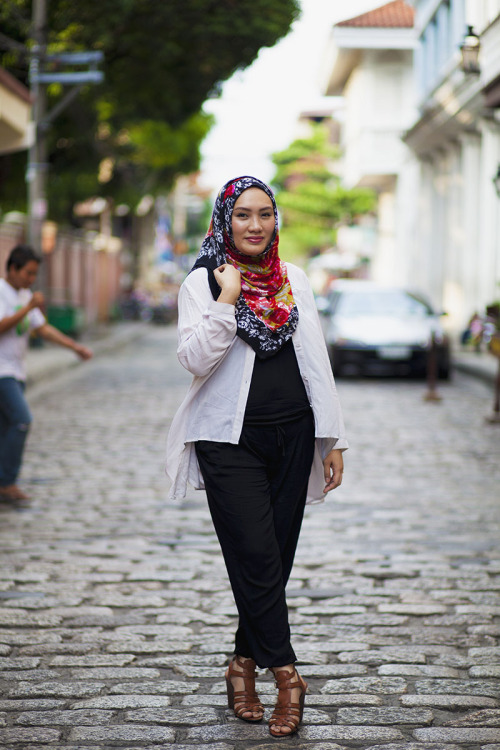 Who said you can’t find hijab in the Philippines? Here’s Shahanii stylishly posted in th