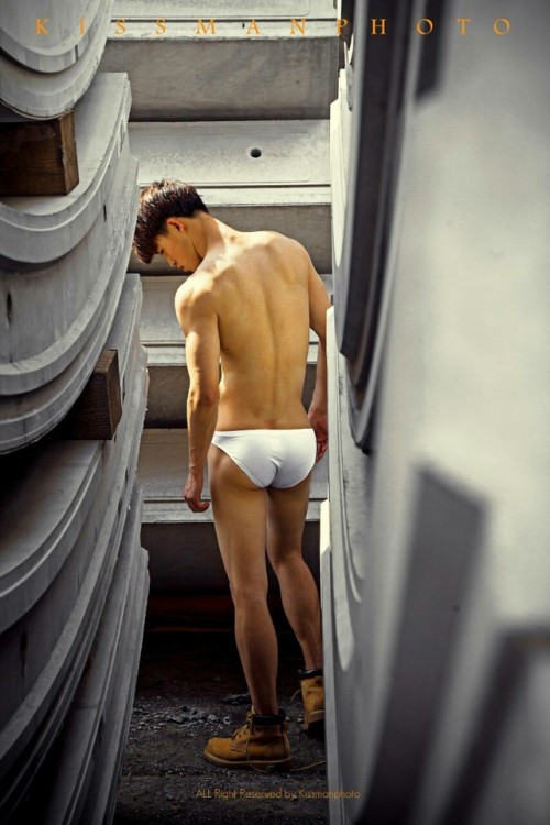 kissmanphoto123:水泥森林中的男孩