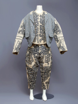 japanesefashionarchive:1980s-1990s rope pattern three piece linen suit by Tokyo-based British designer Christopher Nemeth.