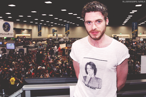 allseriescaps:  The cast pose before the HBO’s ‘Game Of Thrones’ cast autograph