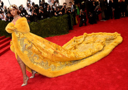 Huffingtonpost:  Met Gala 2015 Red Carpet: See All The Stunning Dresses Of The Night(Source: