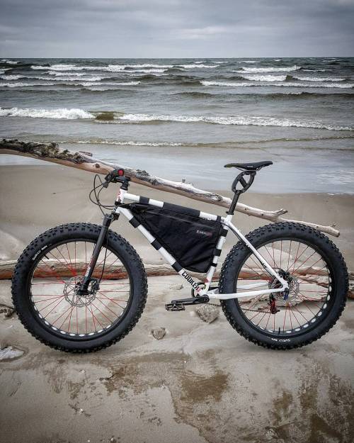 bikes-bridges-beer: #saublebeach #fatbikes #chargebikes #chargecookermaxi #mtb #revelatedesigns #su