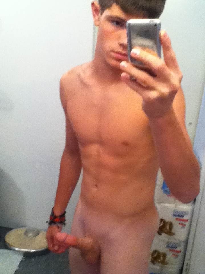 nakedguyselfies:  nakedguyselfies.tumblr.com  If you’re a Hot Fit Young Guy going