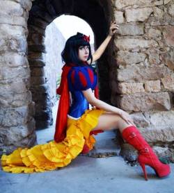 hotcosplaychicks:  Snow White Steampunk by