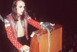 superseventies:  Brian Eno at the synth.