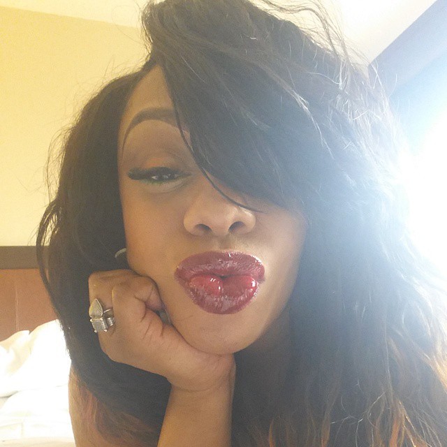 eatdatpuxxyandass:  Put them juicy lips around the head of my dick