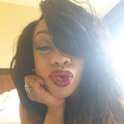 eatdatpuxxyandass:  Put them juicy lips around