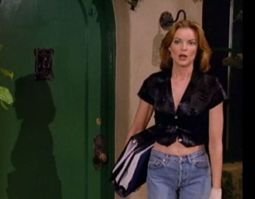 This shirt looks more like it’s too small for Kimberly than like it’s actually meant to 