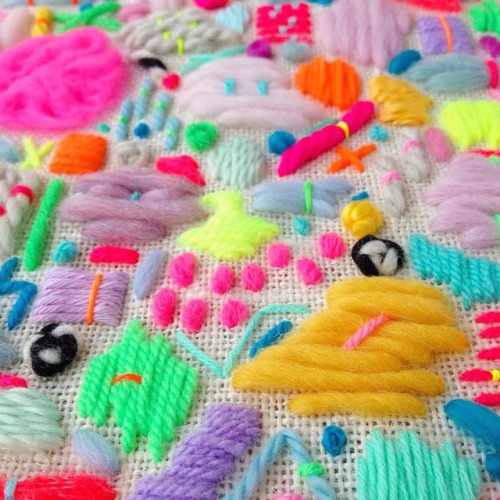 fibrearts: Elizabeth Pawle’s scattering embroideries remind me of doodles made with thread.