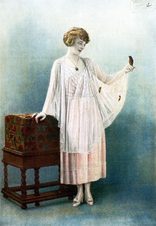 Jane Renouardt in a dress by Jeanne Lanvin, Les Modes 1917 (N174). Photo by Reutlinger.