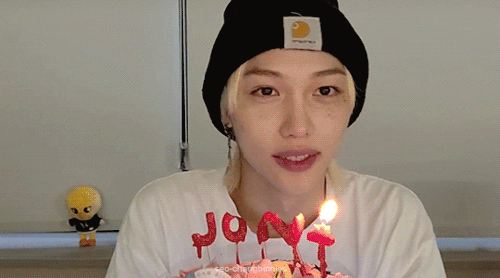 seo-changbinnies: felix vs. his birthday cake candles