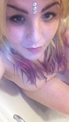 sexysselfies:  Reblog to encourage her to show more!  Submit Here! or snapstwitter on Snapchat/Kik