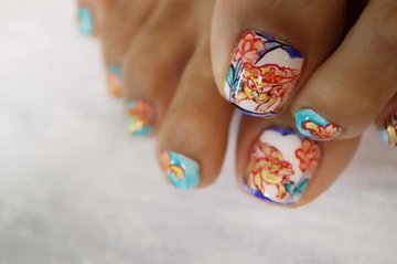 Intricate nail art mimicing the shishi (Japanese heavenly lion) design of a Manemon teacup (porcelai