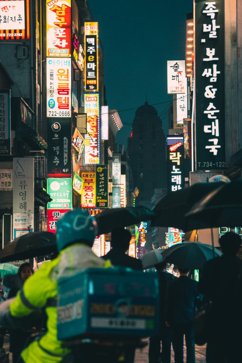 Electric noir in Jongno.