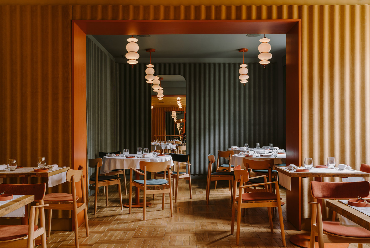 spatula:(via Colours clash inside Warsaw’s Opasly Tom restaurant by Buck Studio)